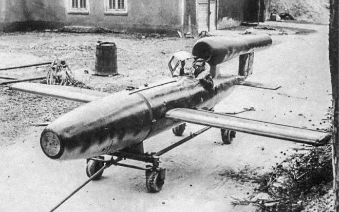V-1 Reichenberg Фау-1 «Самолет-снаряд» был, можно сказать, предшественником современных баллистических ракет – он имел какой-никакой автопилот и зачатки функции наведения на цель. В изначально беспилотном Рехенберге позже решено было сконструировать одноместную кабину. Пилоты самолета-снаряда по сути являлись камикадзе и должны были подписывать документ, подтверждающий, что они осознают, что идут на самоубийственное задание. 