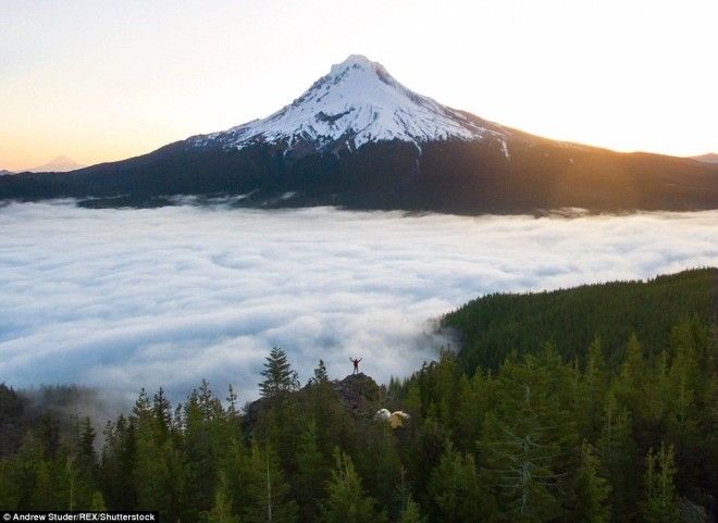 Песчинка в огромном мире: крошечный человек на фоне грандиозных пейзажей