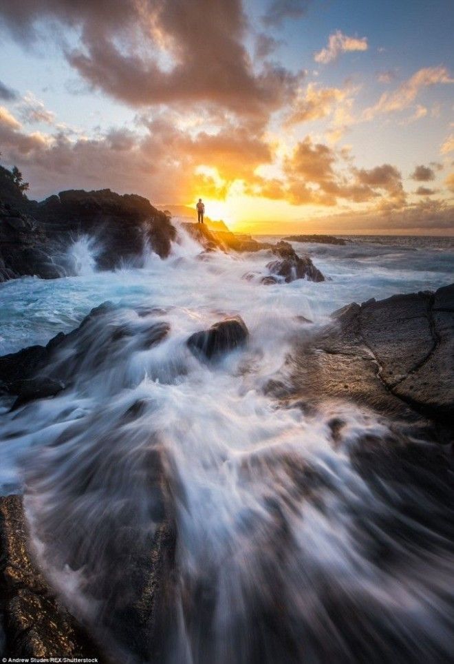 Песчинка в огромном мире: крошечный человек на фоне грандиозных пейзажей