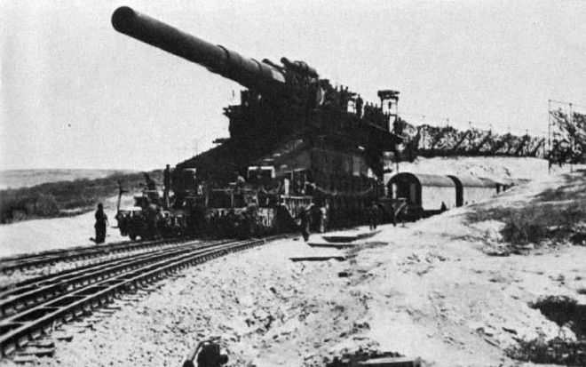 Schwerer Gustav (Толстый Густав) «Толстый Густав» и «Дора» (названные соответственно в честь директора фирмы-разработчика и жены конструктора) представляли собой уникальные железнодорожные артиллерийские орудия. Орудие «Дора» с успехом было применено при штурме Севастополя в 1942 году. Была предпринята попытка сделать более мобильным это орудие, названная Landkreuzer P. 1500 Monster, но чудовище весом в 1500 тонн вряд ли могло бы стать таким уж подвижным.
