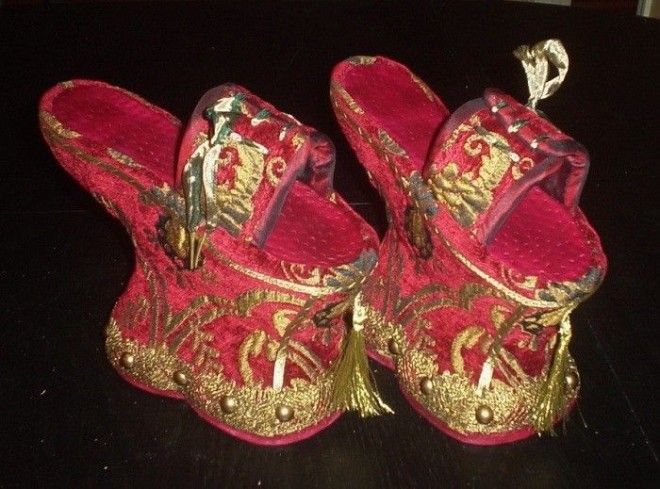 Модно но жутко неудобно обувь на платформе прошлых столетий