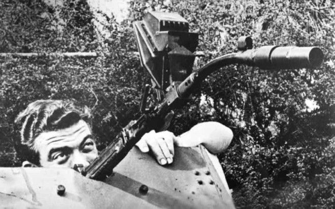 Кривоствольное оружие Ружья, чье дуло было искривлено под углом 30, 45 или 90 градусов, позволяло немецким пехотинцам и танкам стрелять в разных направлениях. С помощью зеркала, приделанного к стволу винтовки, солдаты вермахта могли стрелять из окопов, даже не высовываясь из укрытия. Почему-то эта гениальная идея не получила большого распространения, возможно из-за того, что кривоствольное оружие частенько клинило и оно выходило из строя.