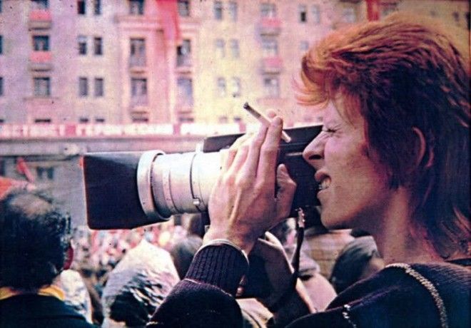 Дэвид Боуи фотографирует события во время первомайского парада в Москве