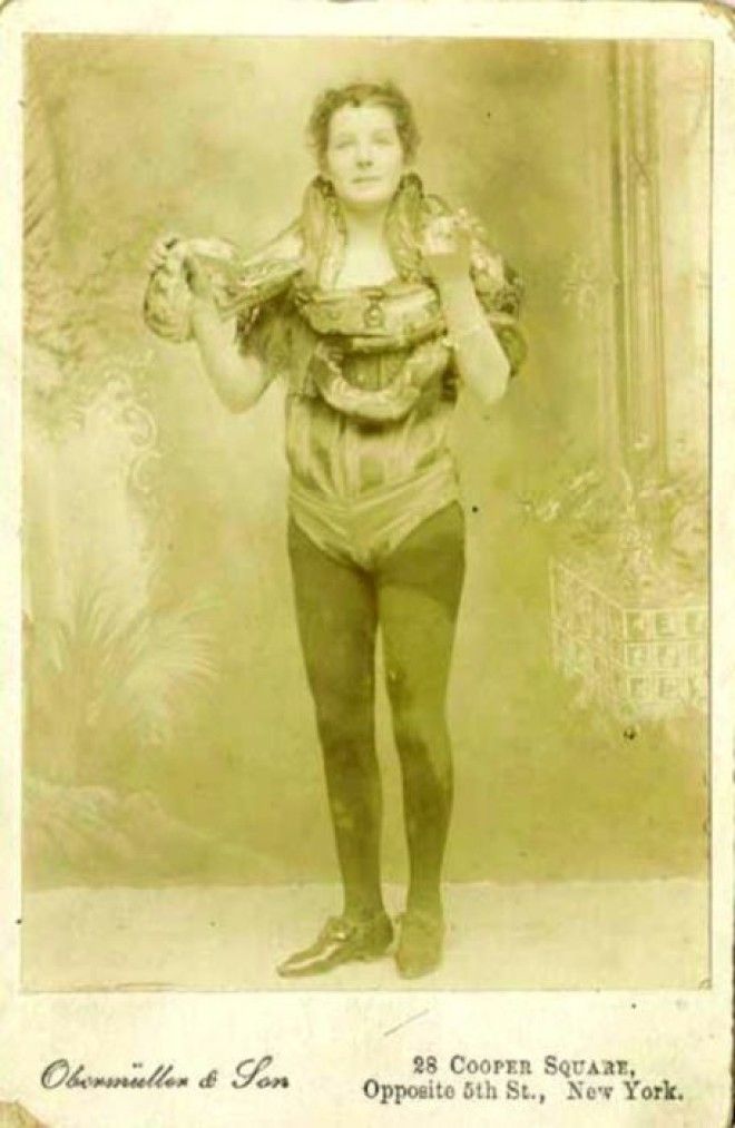 Старая фотография нью-йоркской девушки со змеями. Старая фотография ньюйоркской девушки со змеями
