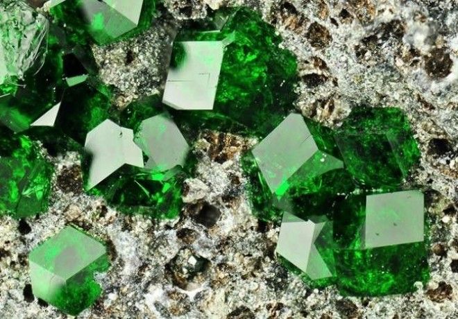 Уваровит из видов изумрудно-зеленого граната, кальциево-хромовый силикат. Уваровит из видов изумруднозеленого граната кальциевохромовый силикат