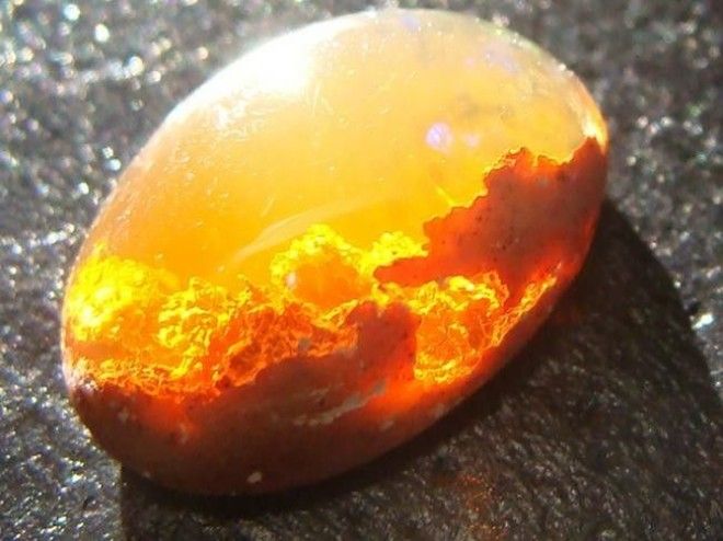 Огненный камень имеет оттенки жёлтого, красного, оранжевого. Огненный камень имеет оттенки жёлтого красного оранжевого