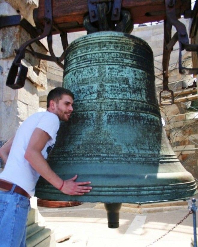 Колокол на вершине Пизанской падающей башни Фото theculturemapcom