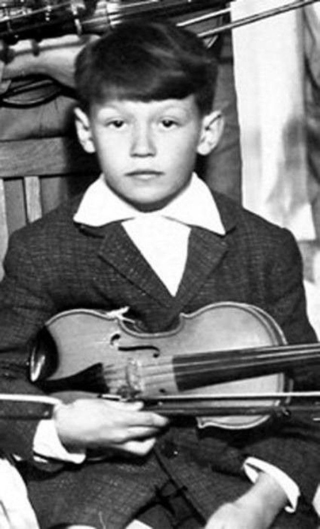 Учащийся музыкальной школы по классу скрипки, 1963 год. Учащийся музыкальной школы по классу скрипки 1963 год