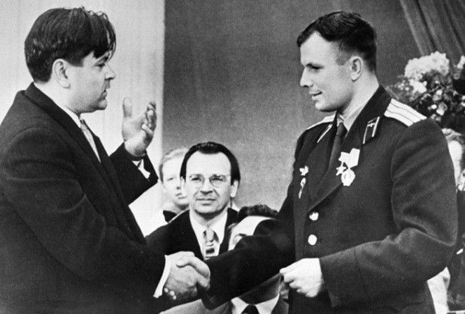 Герой Советского Союза приветствует первого космонавта СССР, 1961 год. Герой Советского Союза приветствует первого космонавта СССР 1961 год