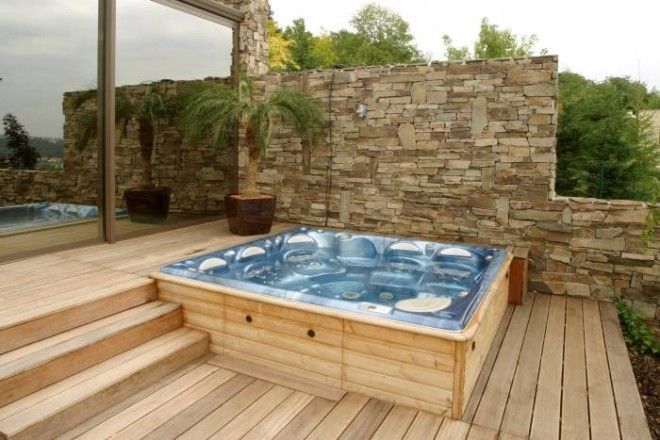 Терраса с уличным гидромассажным спабассейном joyspa который обшит светлой породой древесины 