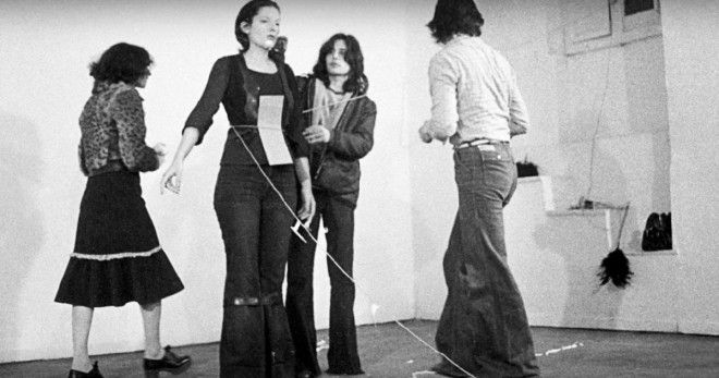 Художница стояла 6 часов смирно позволив зрителям творить с ней что угодно