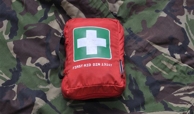 Аптечка Минимальная аптечка очень пригодиться в любой внештатной ситуации Не нагружайте рюкзак лекарствами но и не оставляйте себя безоружным в опасности Бинт йод пластырь бинт хлоргексидин анальгетики &nbsp;этого вам вполне хватит