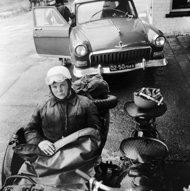 Подросток, сидящий в отцовском мотоцикле. СССР, Эстония, 1966 год. Подросток сидящий в отцовском мотоцикле СССР Эстония 1966 год