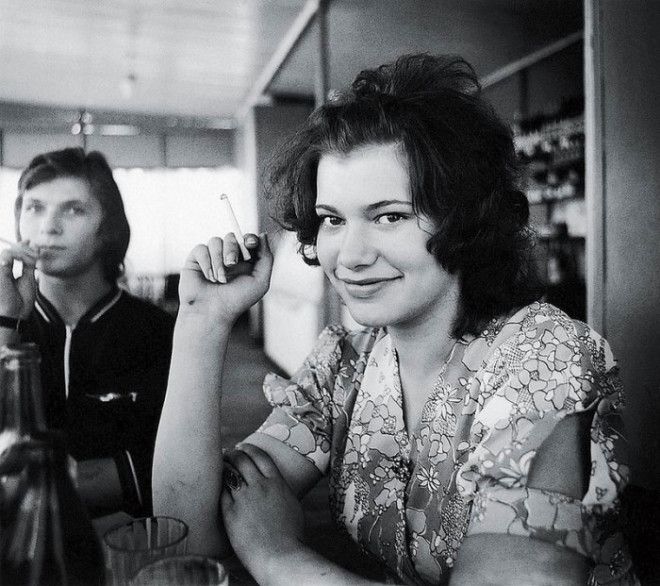 Две курящие девушки в специально отведенном месте. СССР, Эстония, 1969 год. Две курящие девушки в специально отведенном месте СССР Эстония 1969 год