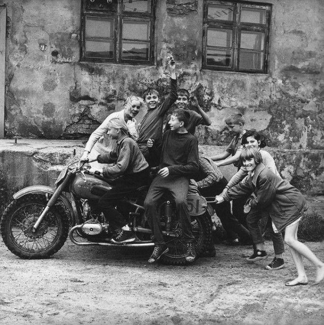 Подростки катаются на мотоцикле. СССР, Эстония, 1968 год. Подростки катаются на мотоцикле СССР Эстония 1968 год