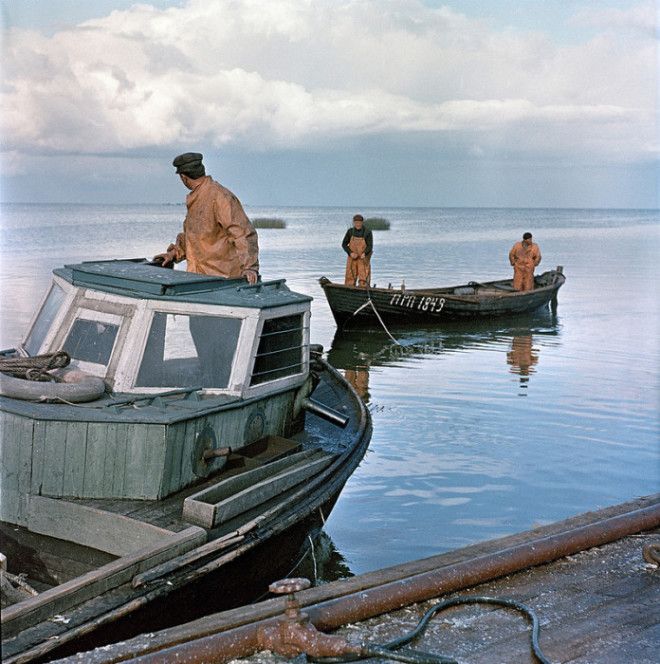 Речной катер пришвартовывается к причалу. СССР, Эстония, 1966 год. Речной катер пришвартовывается к причалу СССР Эстония 1966 год