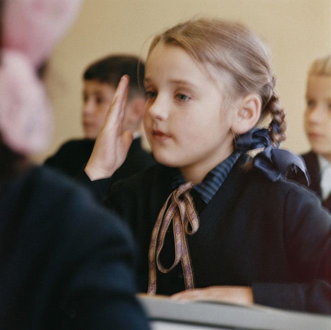 Девочка тянет руку на уроке русского языка. СССР, Эстония, 1966 год. Девочка тянет руку на уроке русского языка СССР Эстония 1966 год
