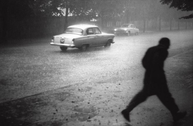 Проливной дождь на одной из улиц в Таллине. СССР, Эстония, 1962 год. Проливной дождь на одной из улиц в Таллине СССР Эстония 1962 год
