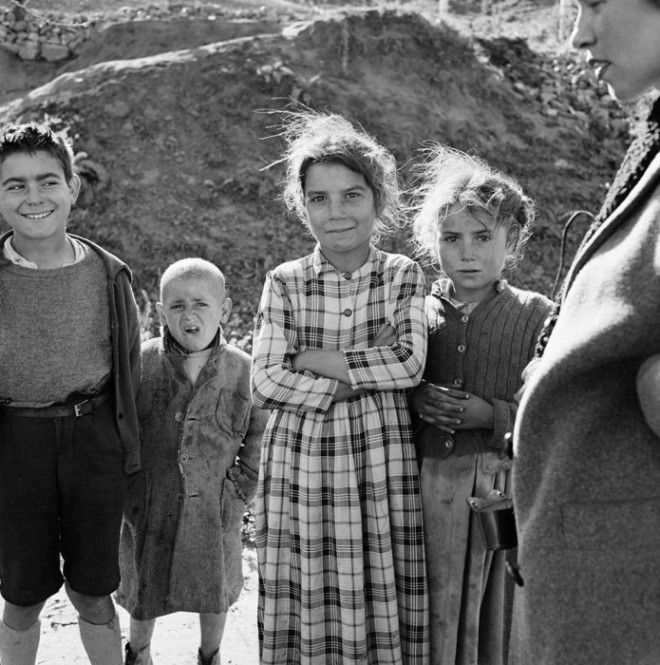 Дети из цыганского табора позируют фотографу. Испания, 1956 год. Дети из цыганского табора позируют фотографу Испания 1956 год