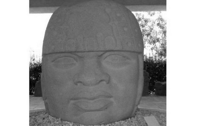 Каменная голова в музее Museo Comunitario de San Lorenzo Tenochtitlan. Каменная голова в музее Museo Comunitario de San Lorenzo Tenochtitlan