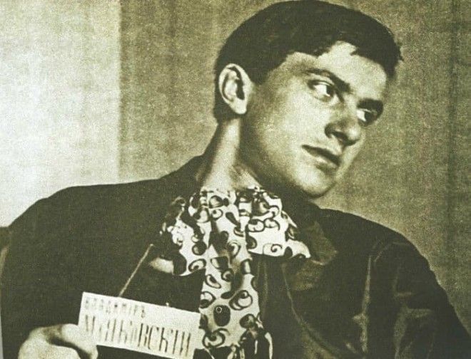 Великий поэт и не менее великий бильярдист Владимир Маяковский | Фото: asaartgallery.ru Великий поэт и не менее великий бильярдист Владимир Маяковский Фото asaartgalleryru
