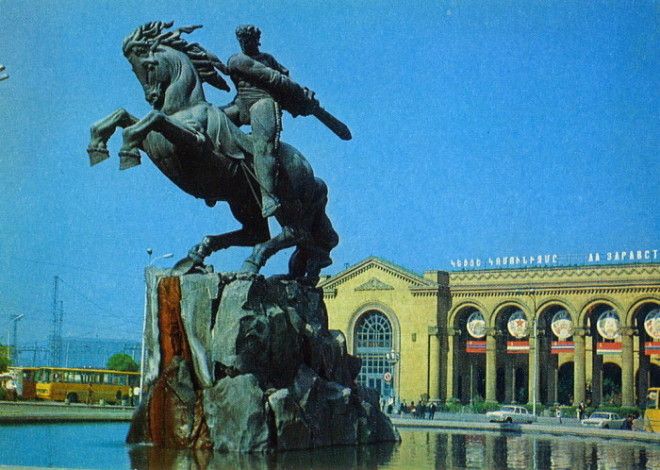 Памятник легендарному герою армянского национального эпоса XIII века