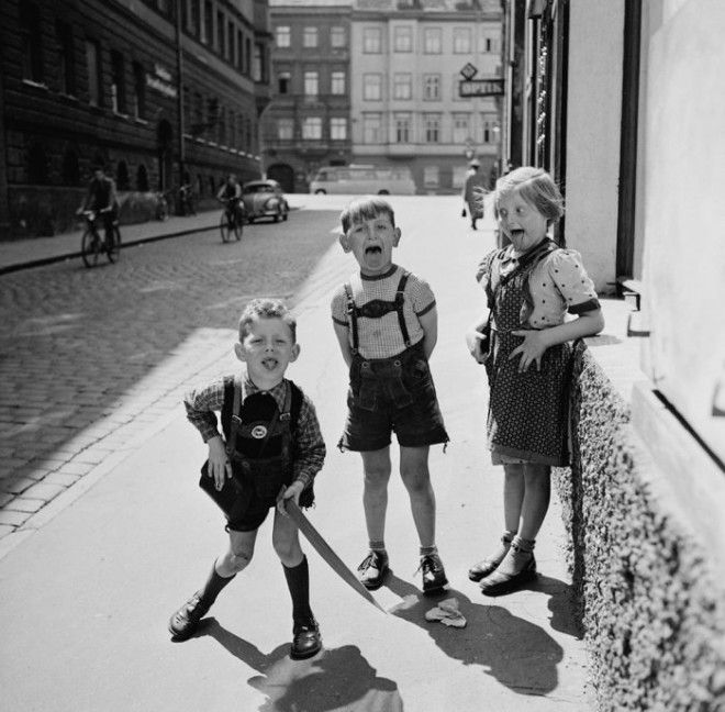 Дети гримасничают перед объективом фотоаппарата. Германия, 1955 год. Дети гримасничают перед объективом фотоаппарата Германия 1955 год