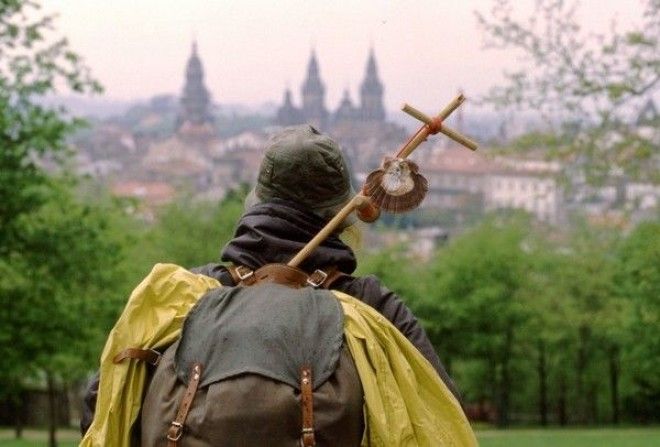 Паломник на фоне Собора Святого Иакова финальной точки паломничества