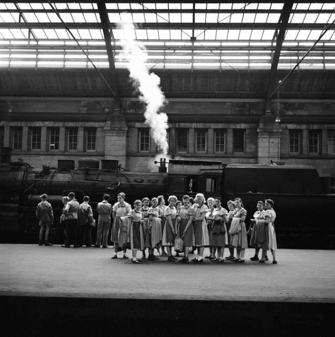 Школьницы на перроне. Германия, 1956 год. Школьницы на перроне Германия 1956 год