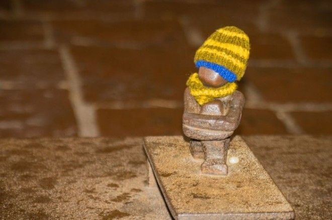Местные жители одевают мальчика с приходом холодов