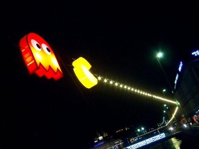 Ну, погоди! Инсталляция в стиле Pac-Man в Женеве Ну погоди Инсталляция в стиле PacMan в Женеве