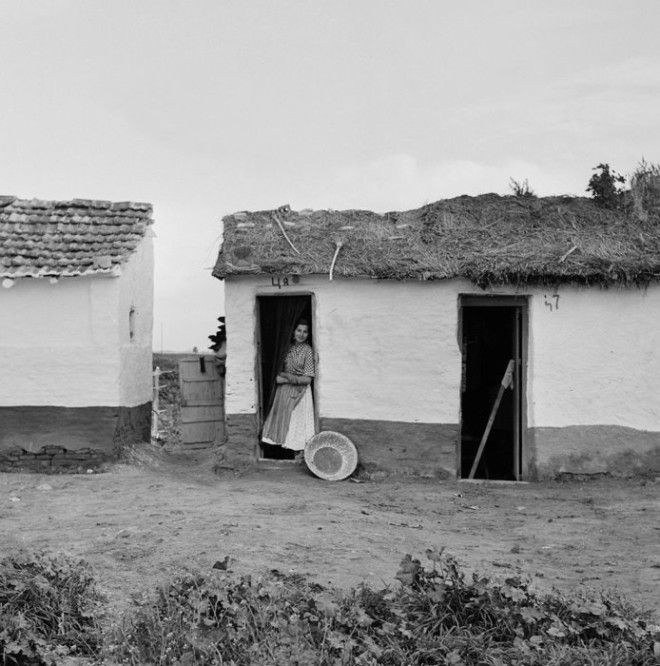 Девушка отдыхает от домашних хлопот и суеты. Испания, 1956 год. Девушка отдыхает от домашних хлопот и суеты Испания 1956 год