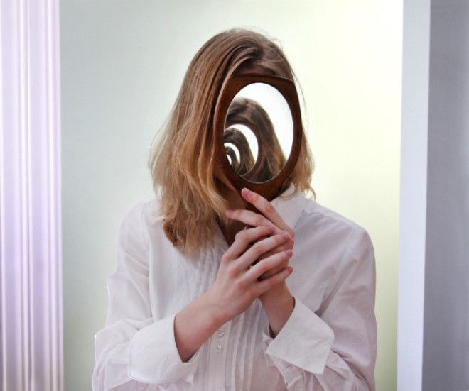 Девушка с зеркалом