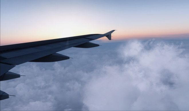 Исключение из правил Конечно бывают здесь и свои исключения Иногда турбулентность может наступить в абсолютно ясном небе Метеорологический радиолокатор просто не успевает ее засечь и вот тогда у пилотов не остается времени чтобы предупредить пассажиров заранее Большинство травм изза турбулентности происходит именно в этом случае