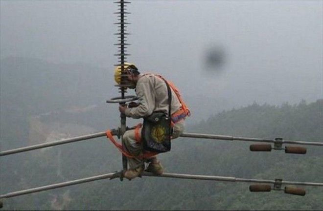 13 Да безусловно они получают доплату за вредность и риски носмогли бы вы этим заниматься круто опасная работа фото электрик электромонтажник