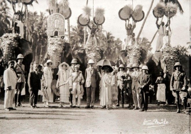 Фото на фоне церемониальных слонов во время очередного парада: губернатор с супругой, высшие офицеры и местная знать. Фото: Philyeomans / BNPS