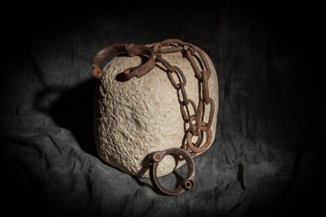 Узники, кроме цепей, могли таскать на себе и вот такие булыжники. Фото: MediaDrumWorld.com