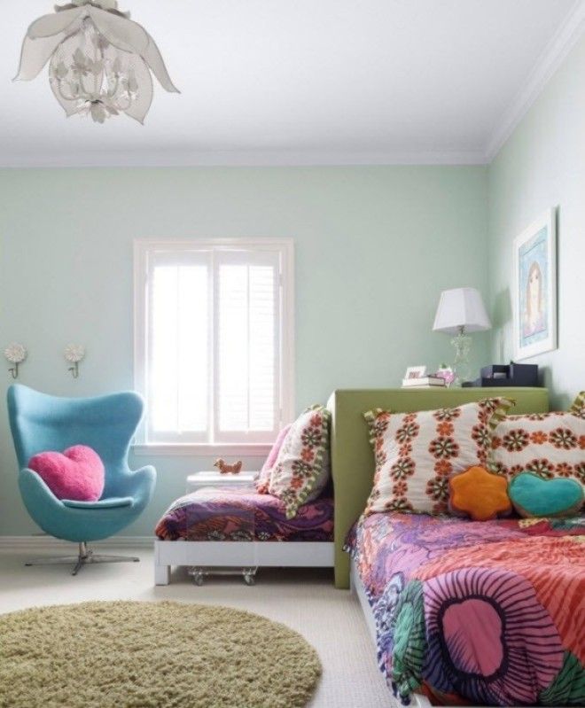 Классическое круглое высоковорсное ковровое изделие в спальной комнате 