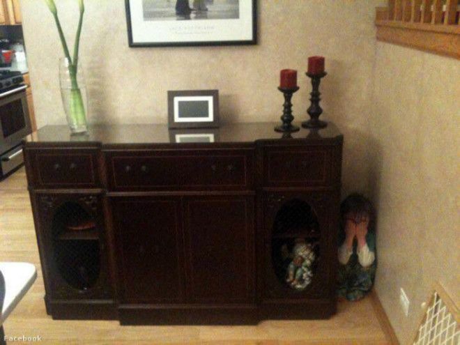 Притаился в углу