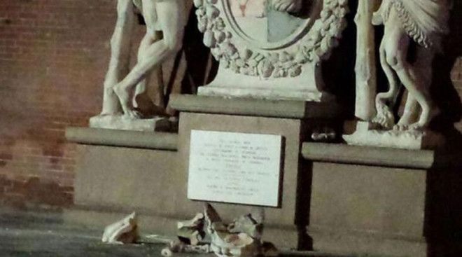 Статуя Геркулесов Кремона Статуя пары Геркулесов с гербом Кремоны в руках была гордостью всего города Еще бы ведь по легенде Кремону основал сам Геркулес К сожалению для туристов это ничего не значит Пара мужчин забралась прямо на фигуры закончилось все обломками