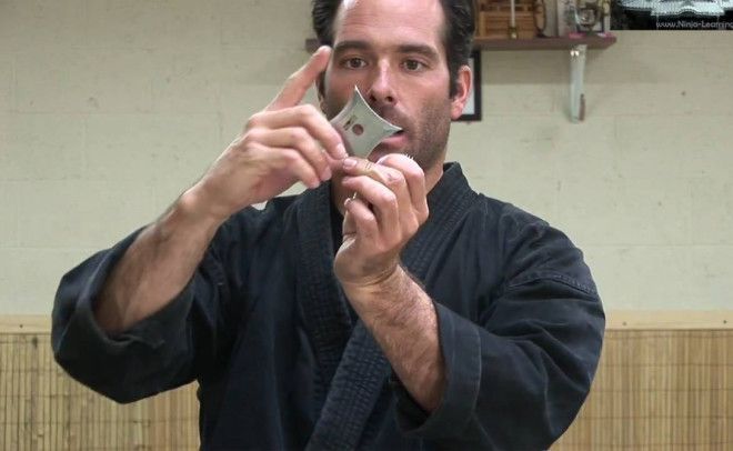 Сюрикен Страна: ЯпонияГод создания: неизвестноДальность применения: 5 метровДлина: 0.1 мВес: до 5 граммКто использует:&nbsp;ниндзя и поклонники Чака Норриса Уникально бесполезное оружие — разве что, вы решить потратить на овладение им всю жизнь. Сюрикен обладает крайне малым радиусом поражения и способен нанести лишь поверхностные раны. Попасть в уязвимую точку движущегося противника метательной звездочкой — задача нелегкая, даже для профессиональных ниндзя.