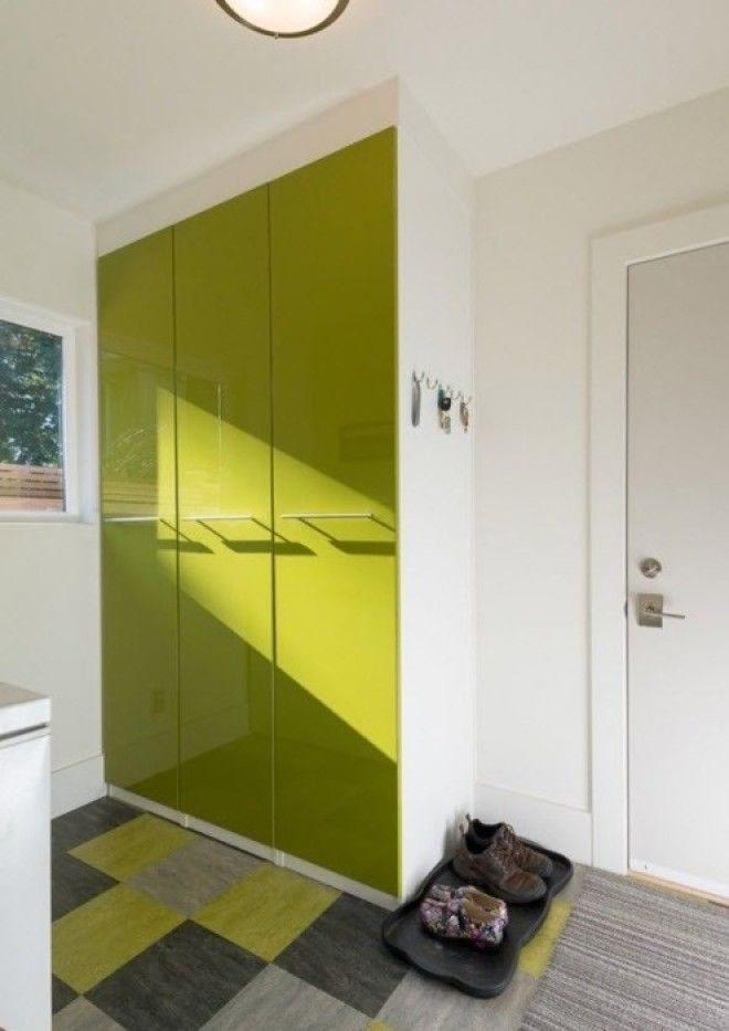 Ковёр нейтральных оттенков в современном интерьере прихожей