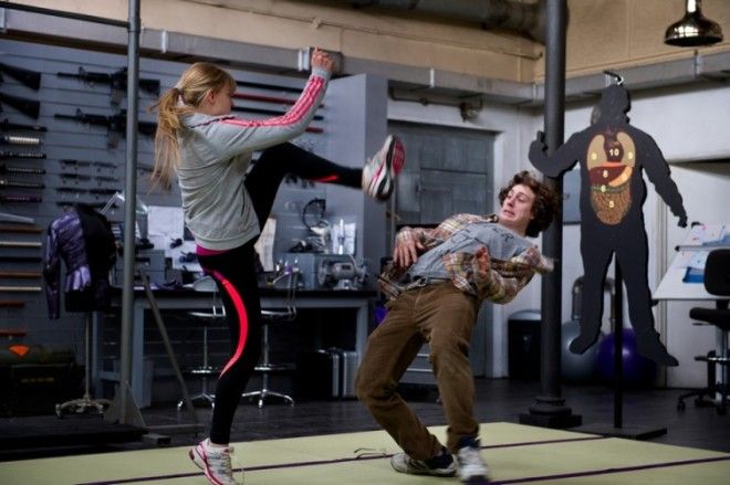 Хлоя Грейс Морец Конечно это выглядит круто когда крепким здоровым мужикам удается самим исполнять все трюки но когда это проделывает хрупкая девочкаподросток Это невероятно впечатляющее достижение До того как получить главную роль в фильме Пипец и встать на красную ковровую дорожку в Голливуде Морец&nbsp; долгое время пыталась доказать всем окружающим что она способна добиться успеха в индустрии развлечений И начала с того что отказалась от дублера и стала выполнять большую часть трюков сама конечно после трехмесячного подготовки с профессиональными каскадерами