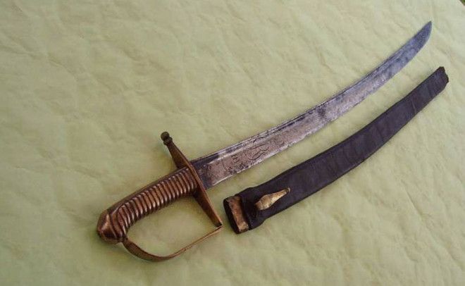 Наполеоновский брикет Страна: ФранцияГод создания: 1780Длина: около 90 смВес: 0.9 кгГде используется:&nbsp; рекруты наполеоновской армии Армия Наполеона Бонапарта была поистине огромна. В какой-то момент новым рекрутам просто перестало хватать экипировки. Было решено оснастить новых бойцов, не имевших холодного вооружения, специально разработанными короткими саблями: их производили по упрощенной технологии — для скорости, и делали короче обычных клинков того времени — для экономии ресурсов. Солдатам настолько не понравились брикеты, что многие выкидывали их на первом же привале. Неудобная рукоять, короткий клинок и гарда, совсем не защищающая кисти — ну, куда это годится.