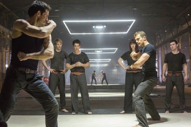 Тео Джеймс Когда Тео получил одну из главных ролей в фильмах серии Дивергент он практически сразу обрел статус суперзвезды При этом он всегда готов доказать что получил свою славу не только за красивые глаза Каскадерветеран Голливуда Гарретт Уоррен говорит Тео сам исполняет все драки никаких дублеров Мы с ребятами держим пари что если Джеймс будет продолжать в таком духе он легко станет следующей суперзвездой боевиков