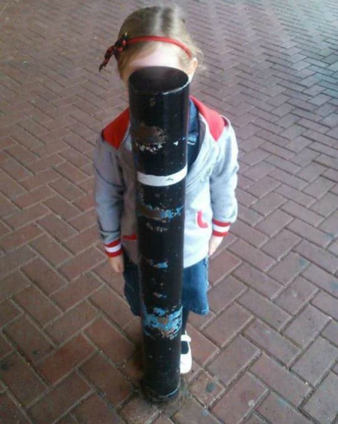 Притаилась за столбом