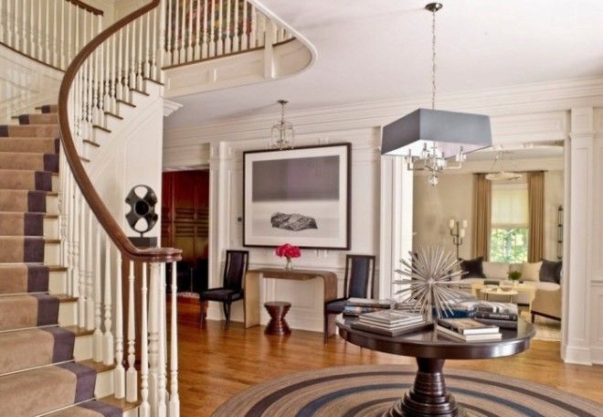 Круглый одноуровневый ковёр способен смягчить строгий классический интерьер. Круглый одноуровневый ковёр способен смягчить строгий классический интерьер