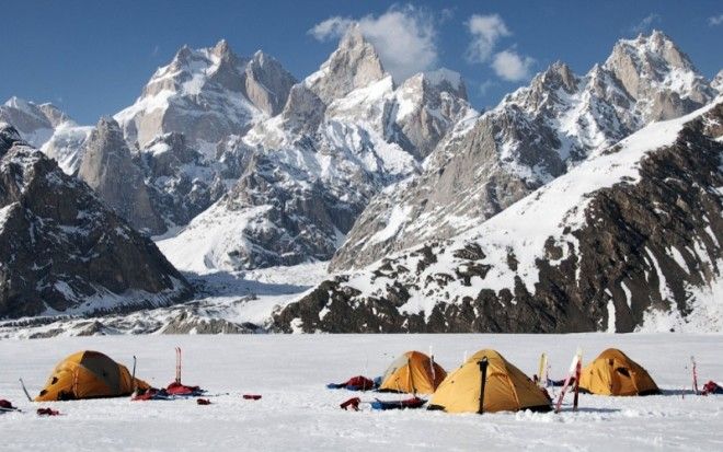 Массив Винсон Месторасположение Антарктида Высота 4&nbsp;892 м Высочайшие горы Антарктиды не считаются в альпинисткой среде слишком сложными для восхождения С 1958 года на их вершины поднялось около полутора тысяч человек Самое сложное это добраться до самого массива Антарктида подходящее место для пингвинов но людям замерзнуть насмерть или сгинуть в буране здесь проще простого