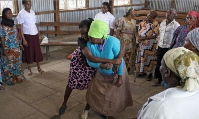 Женщина на практических занятиях курса самообороны