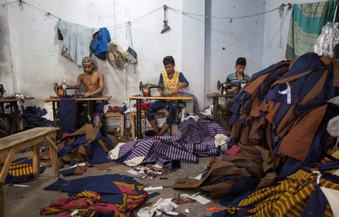 Завод по пошиву одежды в Бангладеш с детьми в качестве швей